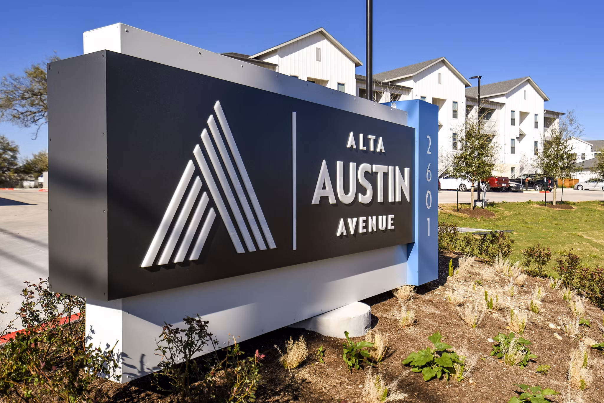 Austin Avenue Apartments: Elegant signage at luxury apartments in central Austin