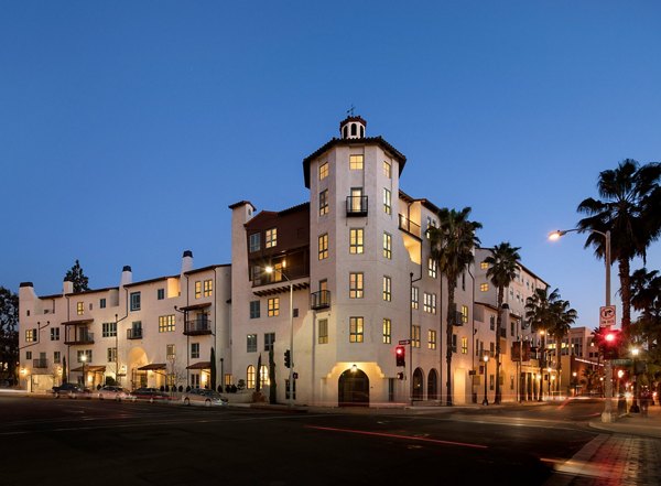 Andalucia Apartments: Elegant view of luxury apartments in Californa