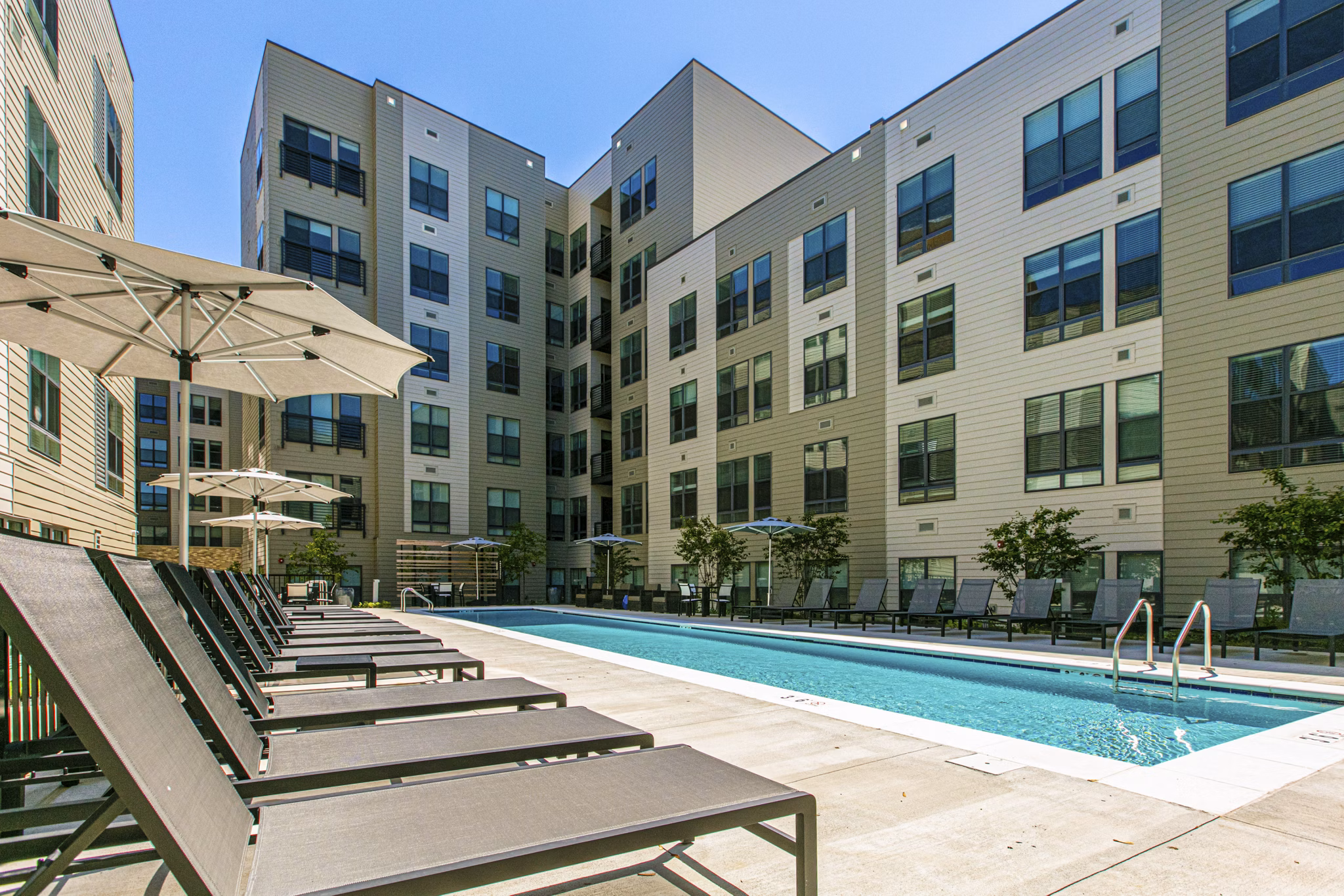 Centro Arlington: Classic brick luxury apartments in Arlington