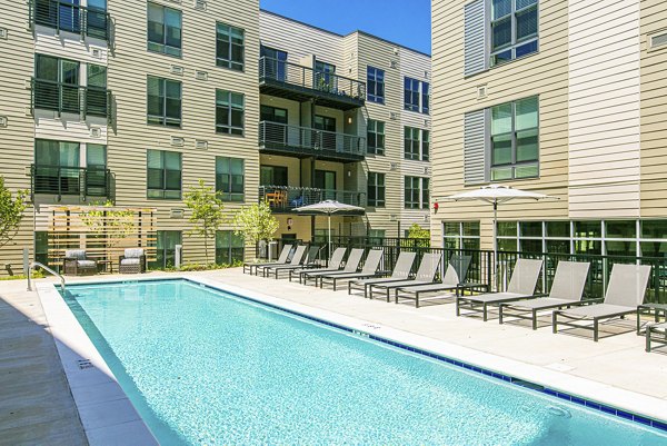 Centro Arlington: Vibrant courtyard with seating and lush greenery at luxury apartments