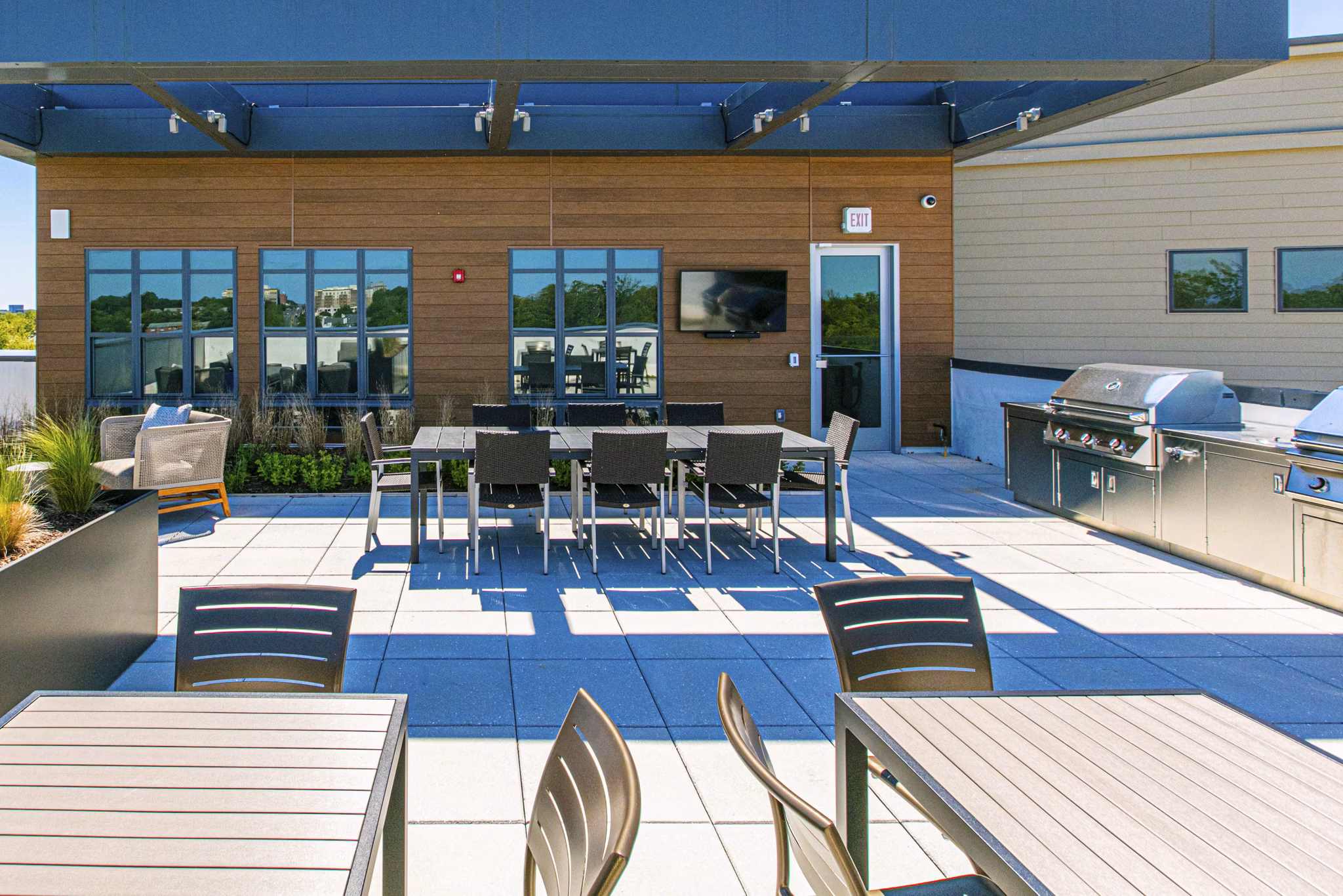 Grilling area with seating and BBQ stations at Centro Arlington Apartments
