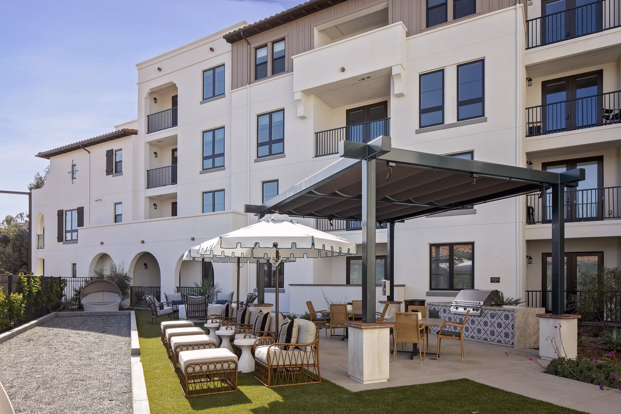 Courtyard with lush greenery and seating area at Everleigh San Clemente Apartments, a luxury community by Greystar