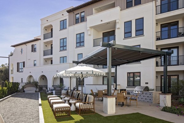 Courtyard with lush greenery and seating area at Everleigh San Clemente Apartments, a luxury community by Greystar