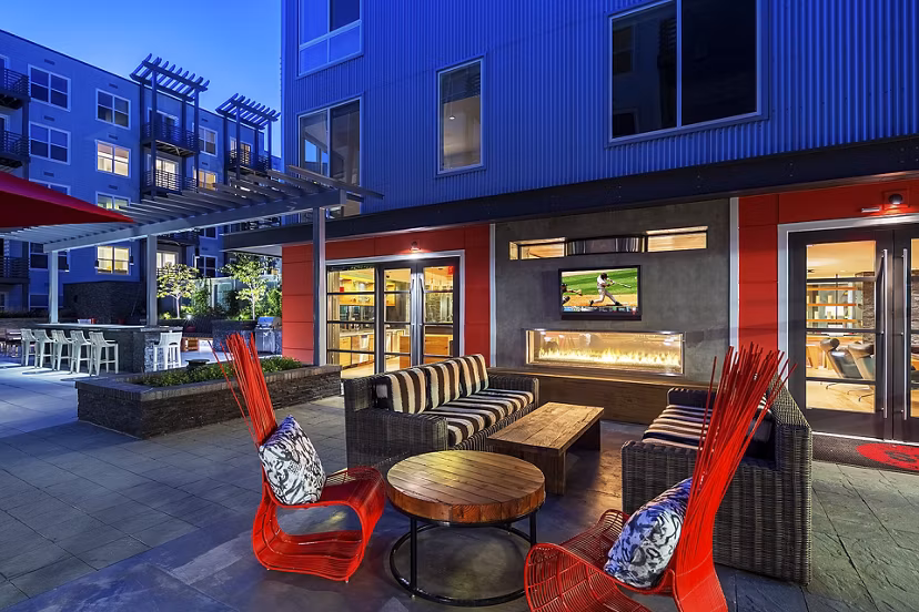 Courtyard featuring lush landscaping and outdoor seating at Notch8 Apartments