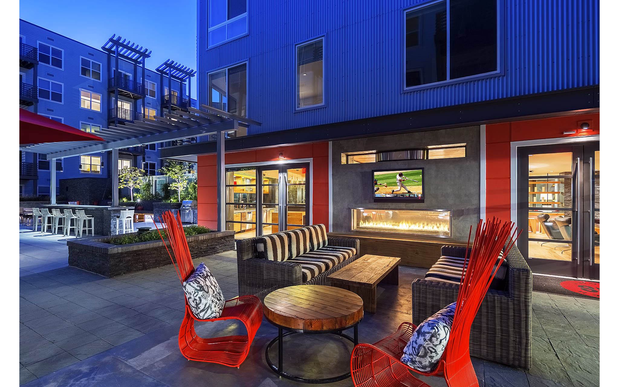 Courtyard featuring lush landscaping and outdoor seating at Notch8 Apartments