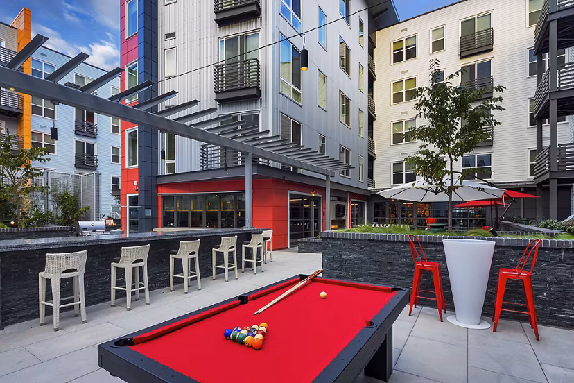 Courtyard featuring landscaped gardens and seating areas at Notch8 Apartments, a luxury Greystar property