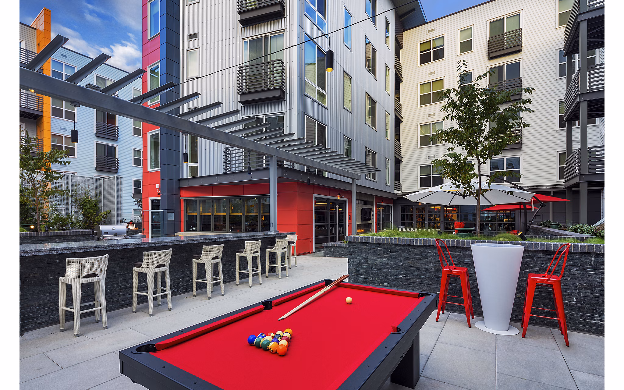 Courtyard featuring landscaped gardens and seating areas at Notch8 Apartments, a luxury Greystar property