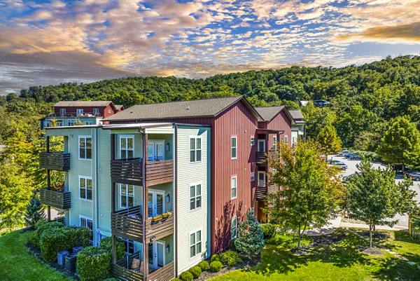 building/exterior at Skyloft Apartments
