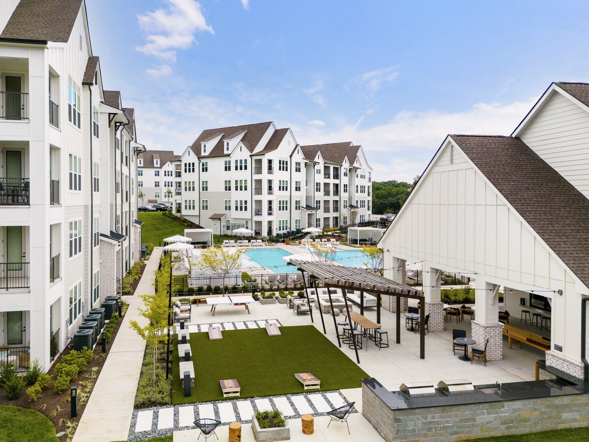 Maxwell Apartments: Elegant facade luxury apartments in vibrant neighborhood