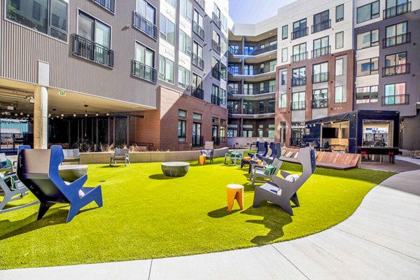 courtyard/patio at NOVEL RiNo by Crescent Communities Apartments