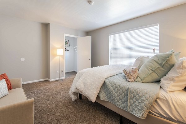 Modern bedroom featuring elegant decor at Parcside Townhomes Apartments