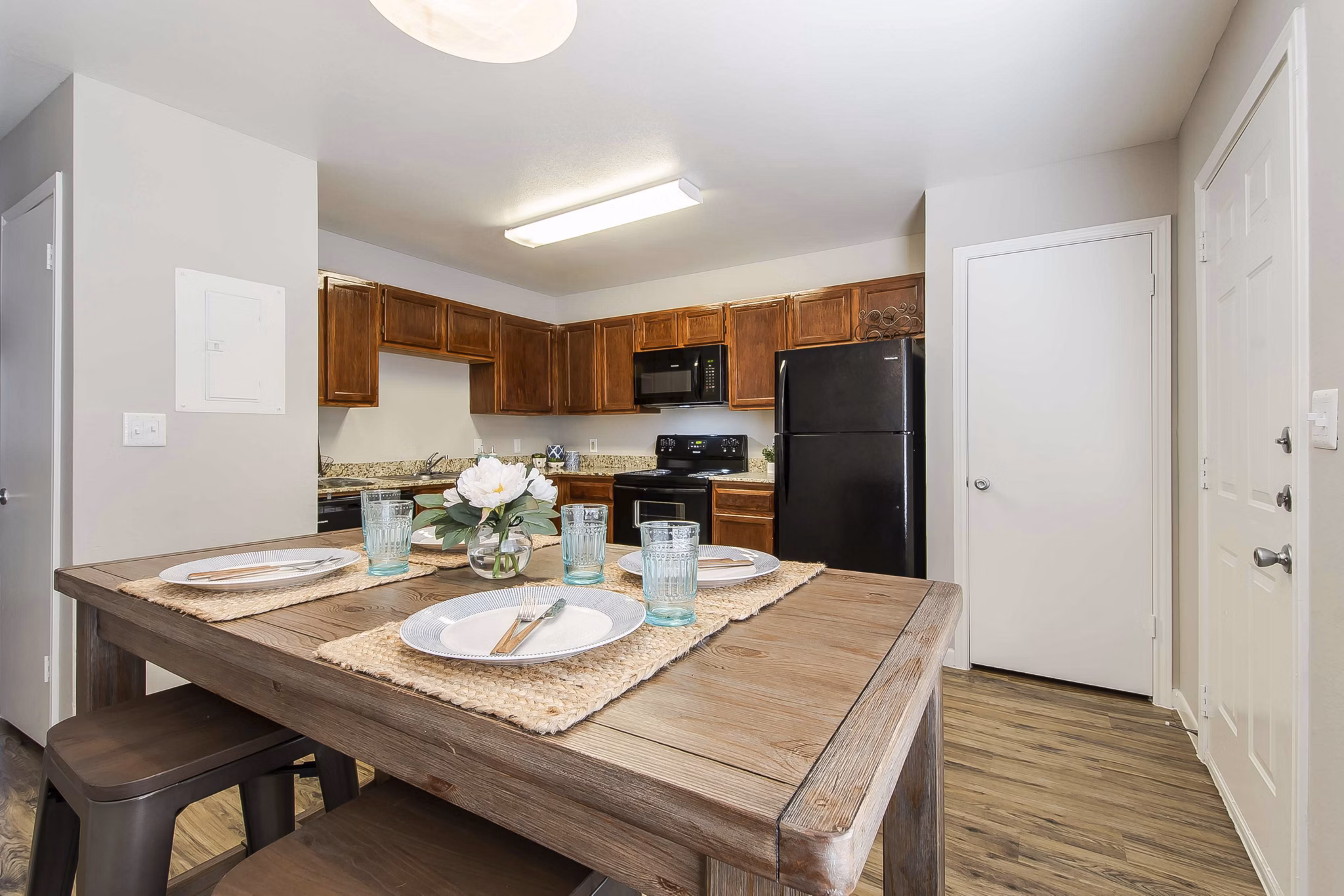 Elegant dining area with modern furnishings at Parcside Townhomes Apartments