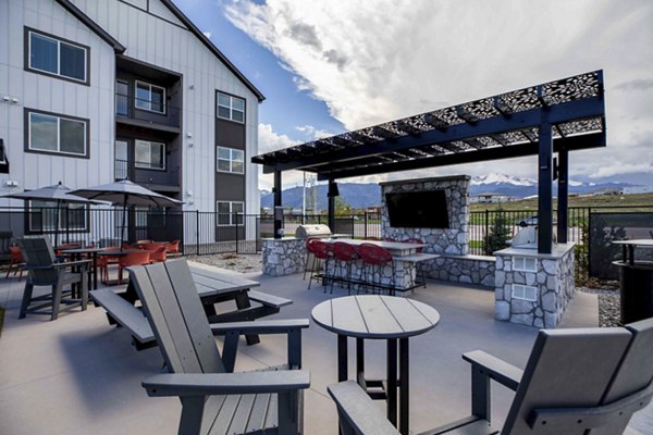 grill area/patio at Outlook West Mesa Apartments