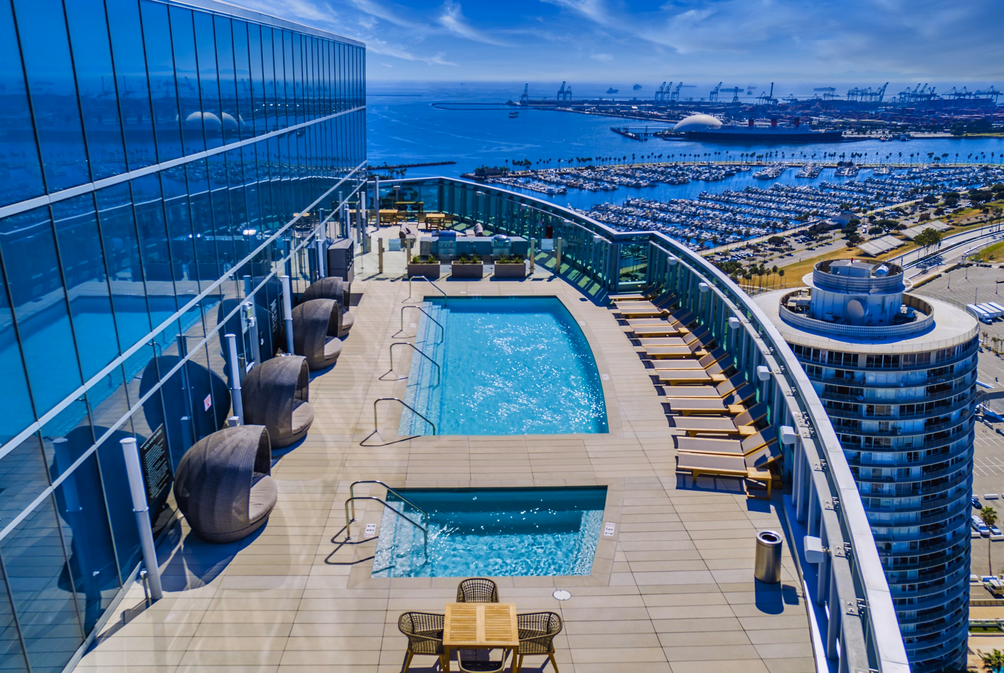 pool at Shoreline Gateway Apartments