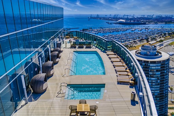pool at Shoreline Gateway Apartments