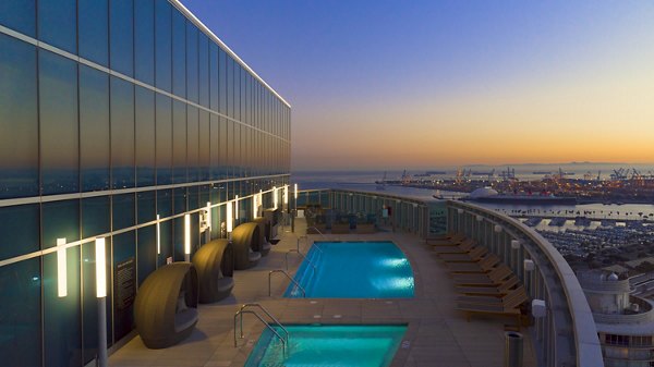 pool at Shoreline Gateway Apartments