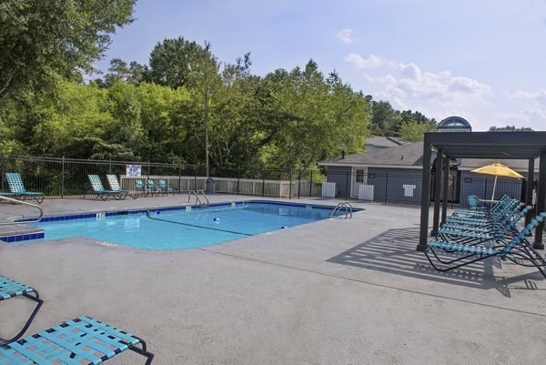 pool at Lakeside Place Apartments