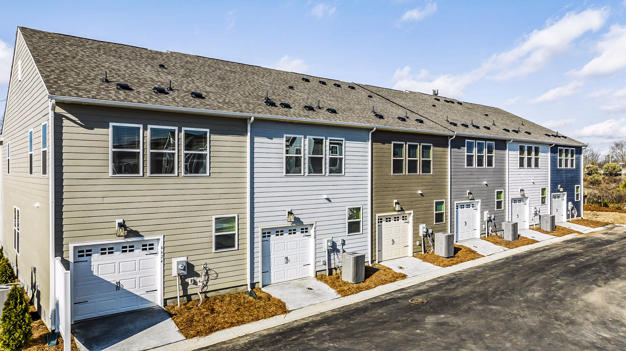 ABODE at Parkside: Contemporary apartment townhomes with parking garage in a thriving neighborhood