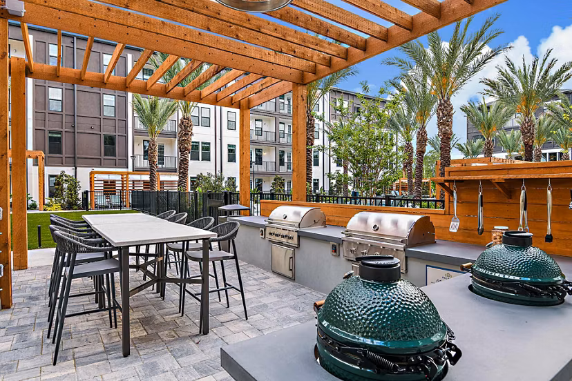 grill area at Palacio Apartments 