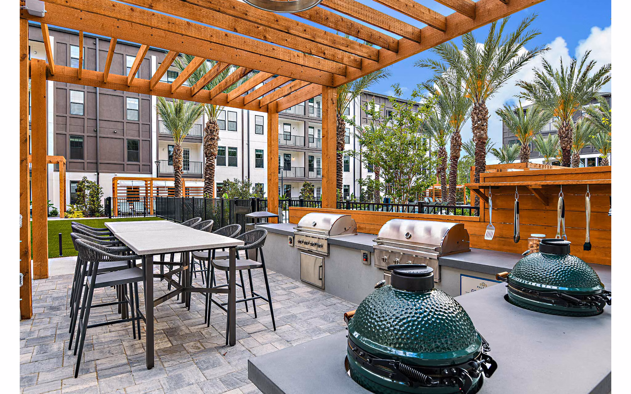 grill area at Palacio Apartments 