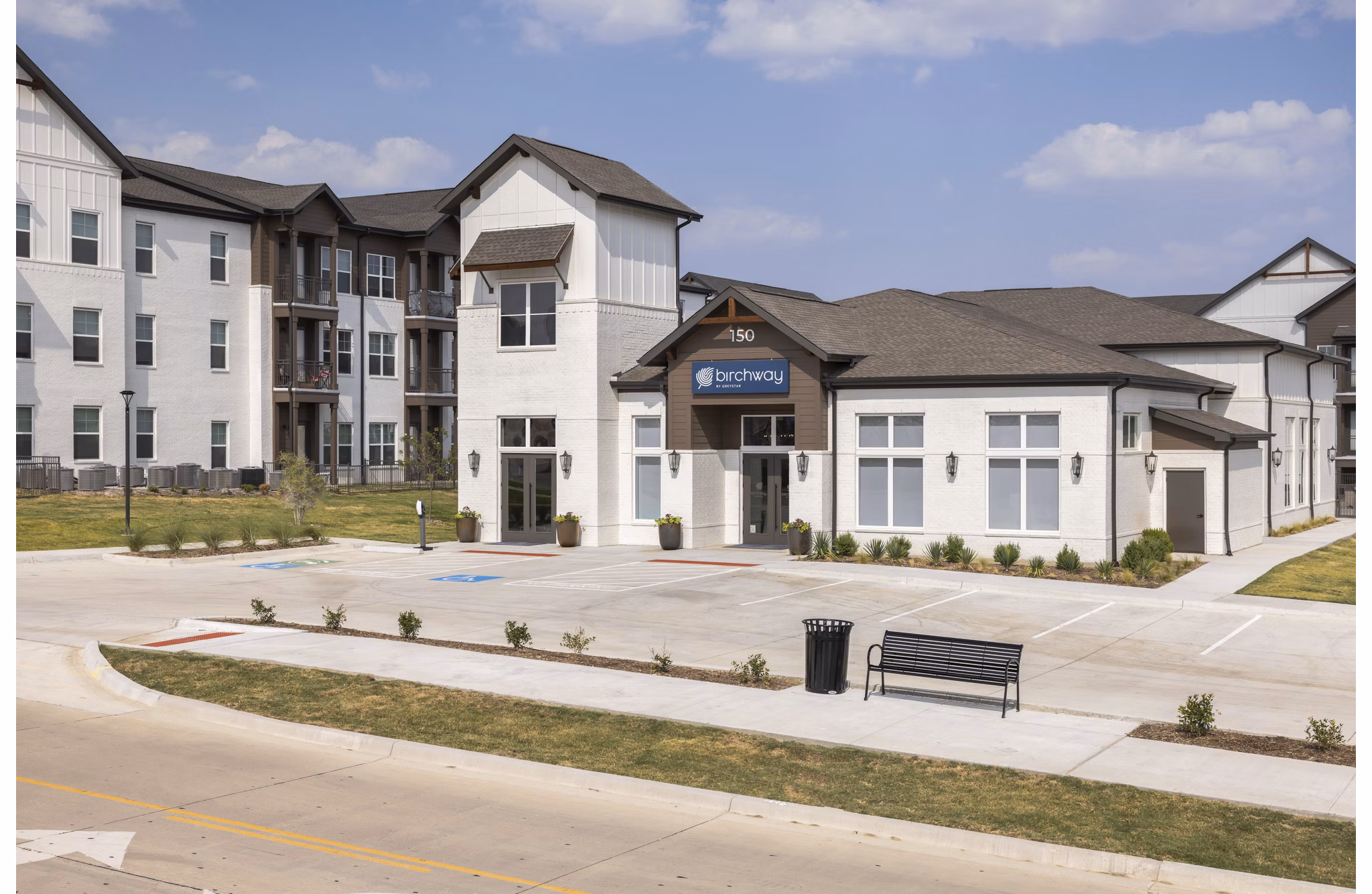 Birchway Hudson Oaks: Elegant of luxury apartments in serene wooded setting
