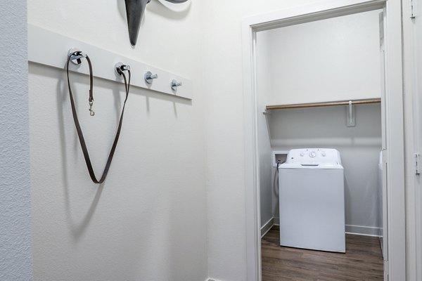 Birchway Hudson Oaks: Luxurious high-rise apartments with scenic views