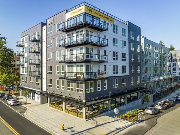Ion Town Center Apartments: Stylish building at Ion Town Center Apartments in a prime location