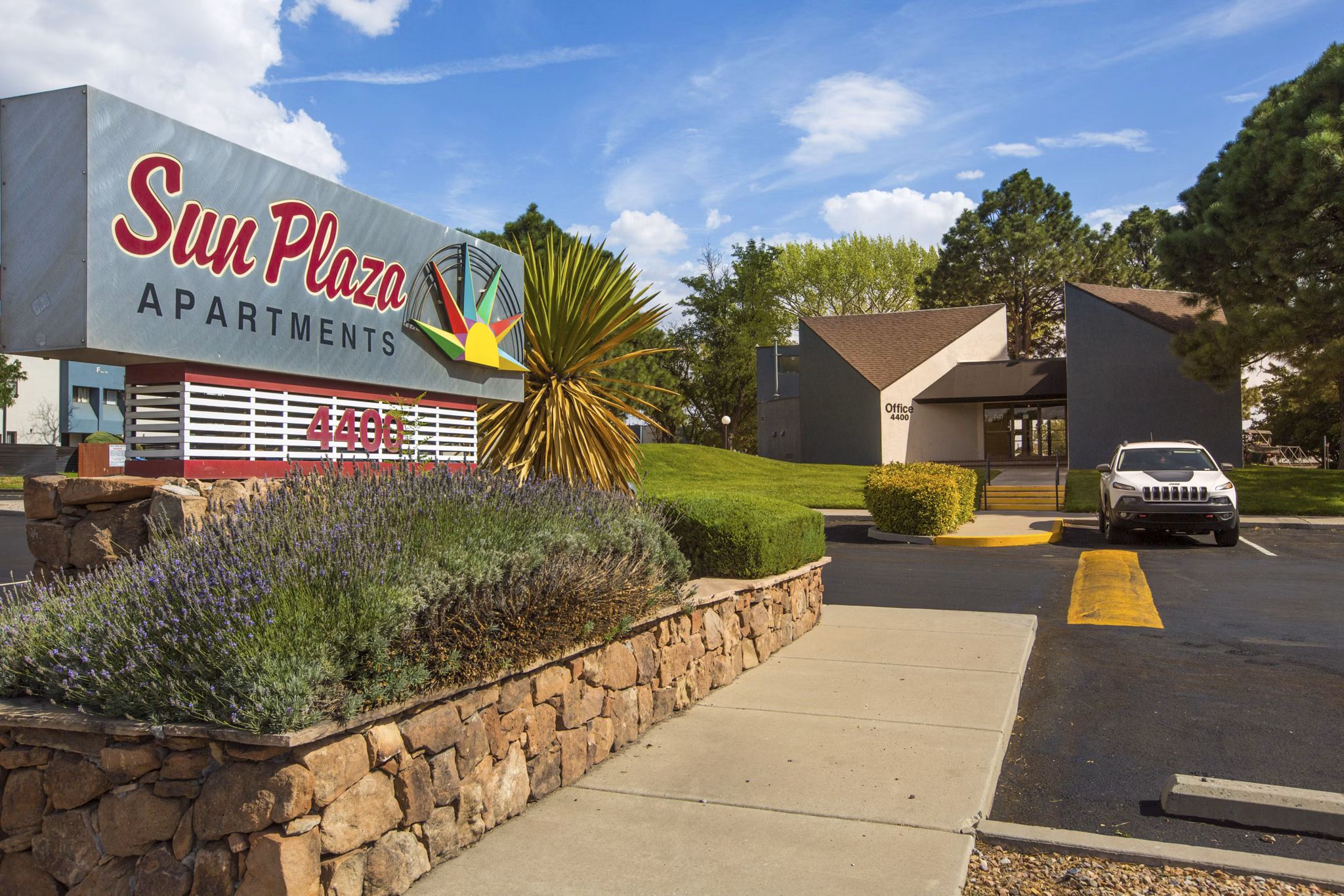 Sun Plaza Apartments: Modern luxury at Greystar apartment community in prime location
