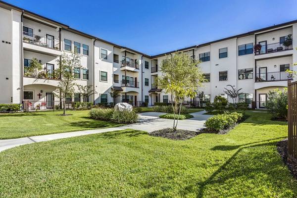 courtyard at The Laurel at Vintage Park Apartments