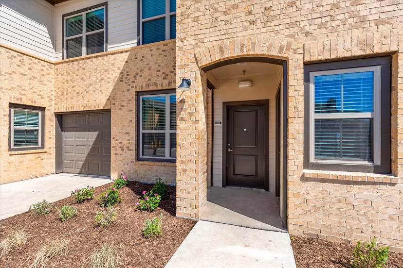 Emerson at Red Oak: Elegant of luxury apartments in serene Red Oak setting
