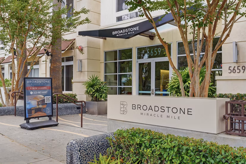 mResidences Miracle Mile: Modern luxury apartments in a vibrant Los Angeles neighborhood