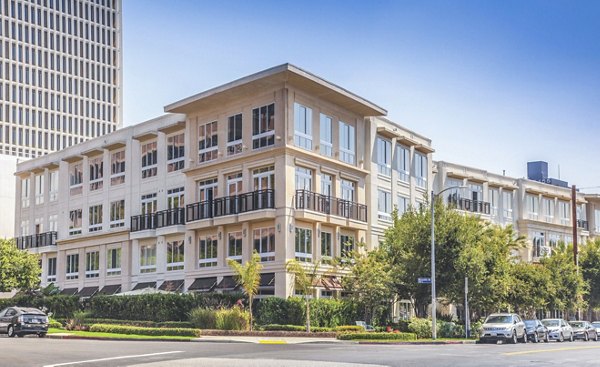 mResidences Miracle Mile: Contemporary building in vibrant city setting