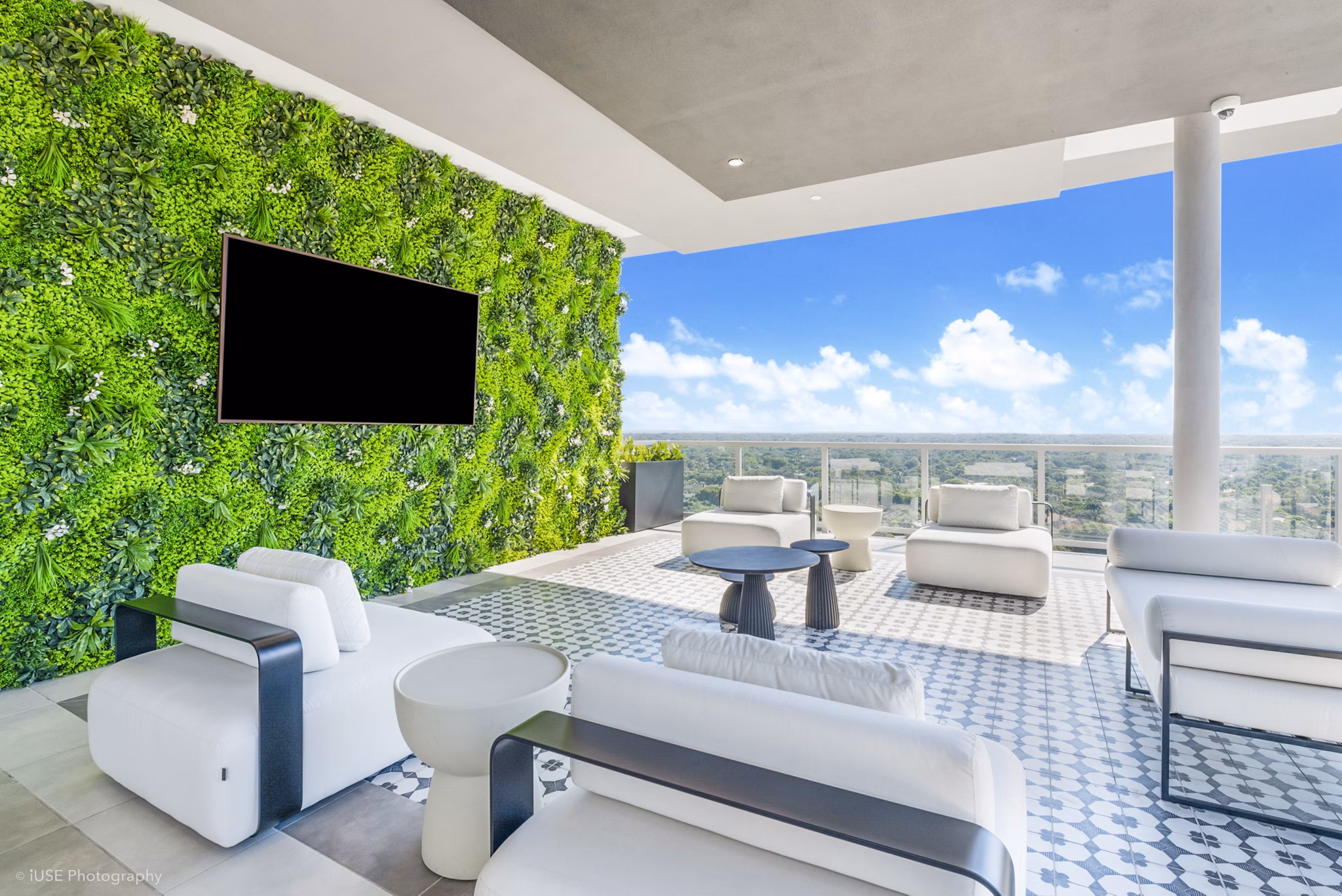 Crest at Pinecrest Apartments: Cozy patio with outdoor seating for relaxation and gatherings