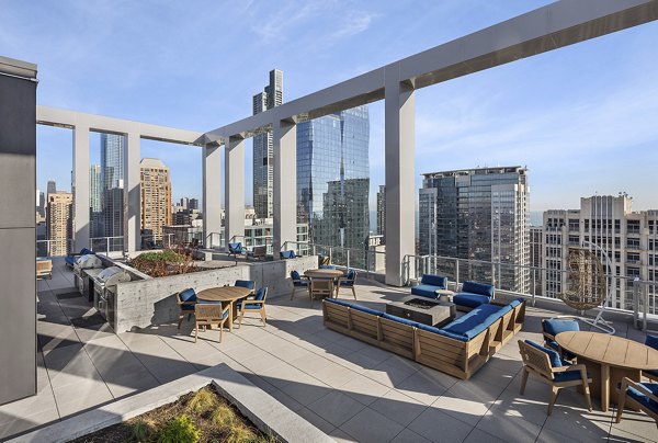 Courtyard at 1400 Wabash Apartments featuring lush landscaping and seating areas in Chicago's South Loop