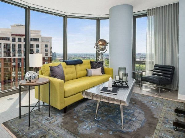Living room with modern furnishings and floor-to-ceiling windows at 1001 S State Apartments