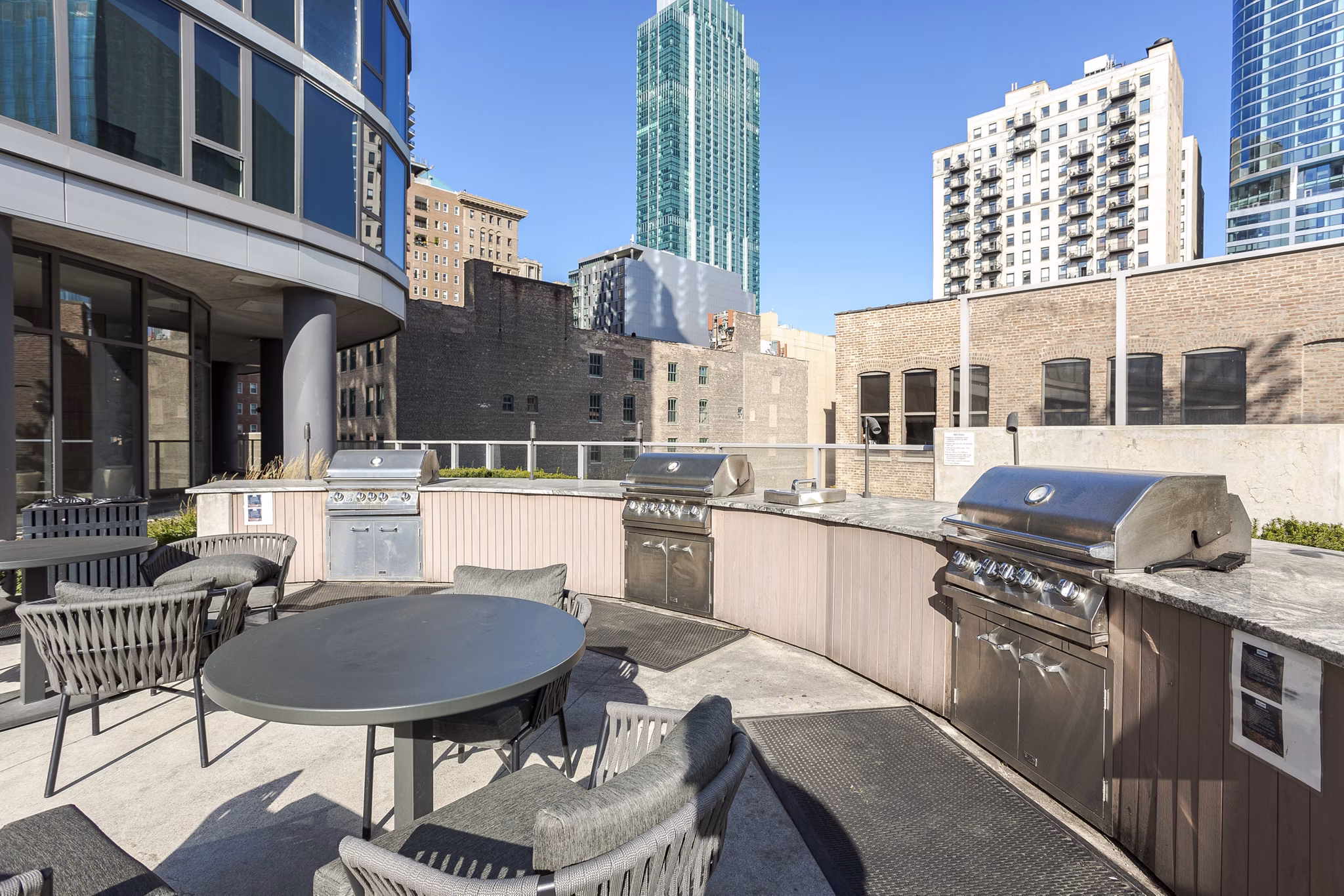 grill area at 1001 S State Apartments 