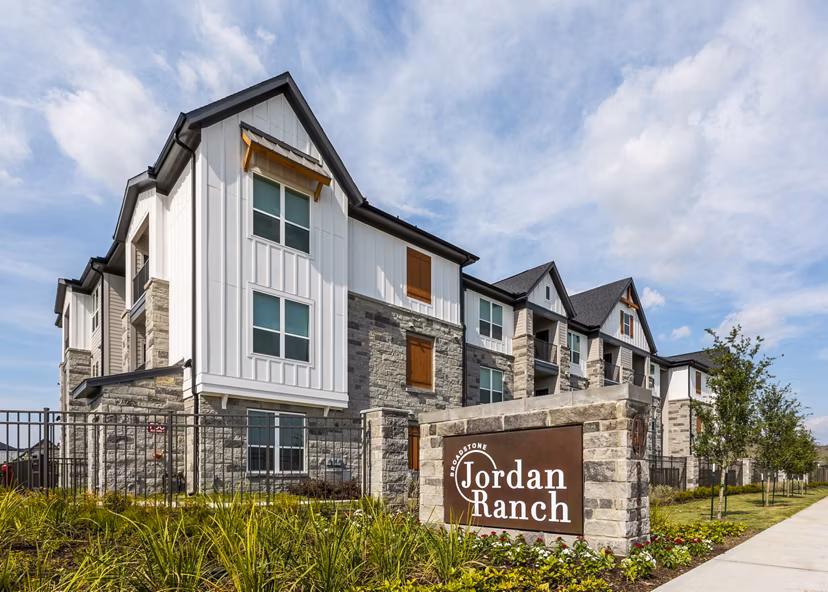Broadstone Jordan Ranch: Stunning facade at luxury apartments in Fulshear, featuring modern architecture and lush landscaping