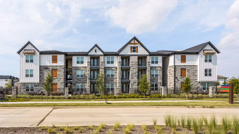 Broadstone Jordan Ranch: Contemporary of luxury apartments in Katy, showcasing stylish design and spacious living