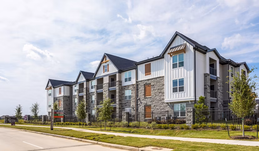 Broadstone Jordan Ranch: Contemporary building luxury apartments in Dublin, CA