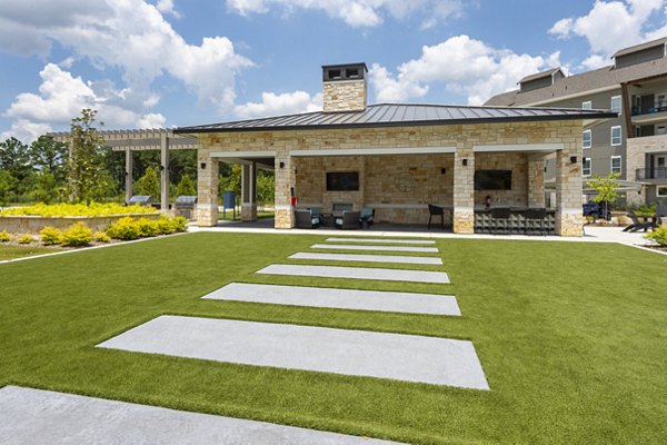 Courtyard with lush greenery at Creekside Park The Grove Apartments, a luxury property offering outdoor leisure spaces