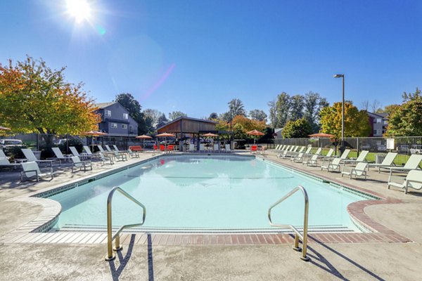 pool at Ducks Village Apartments