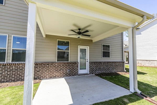 backyard/patio at Overlook at Kennerly Lake Apartments