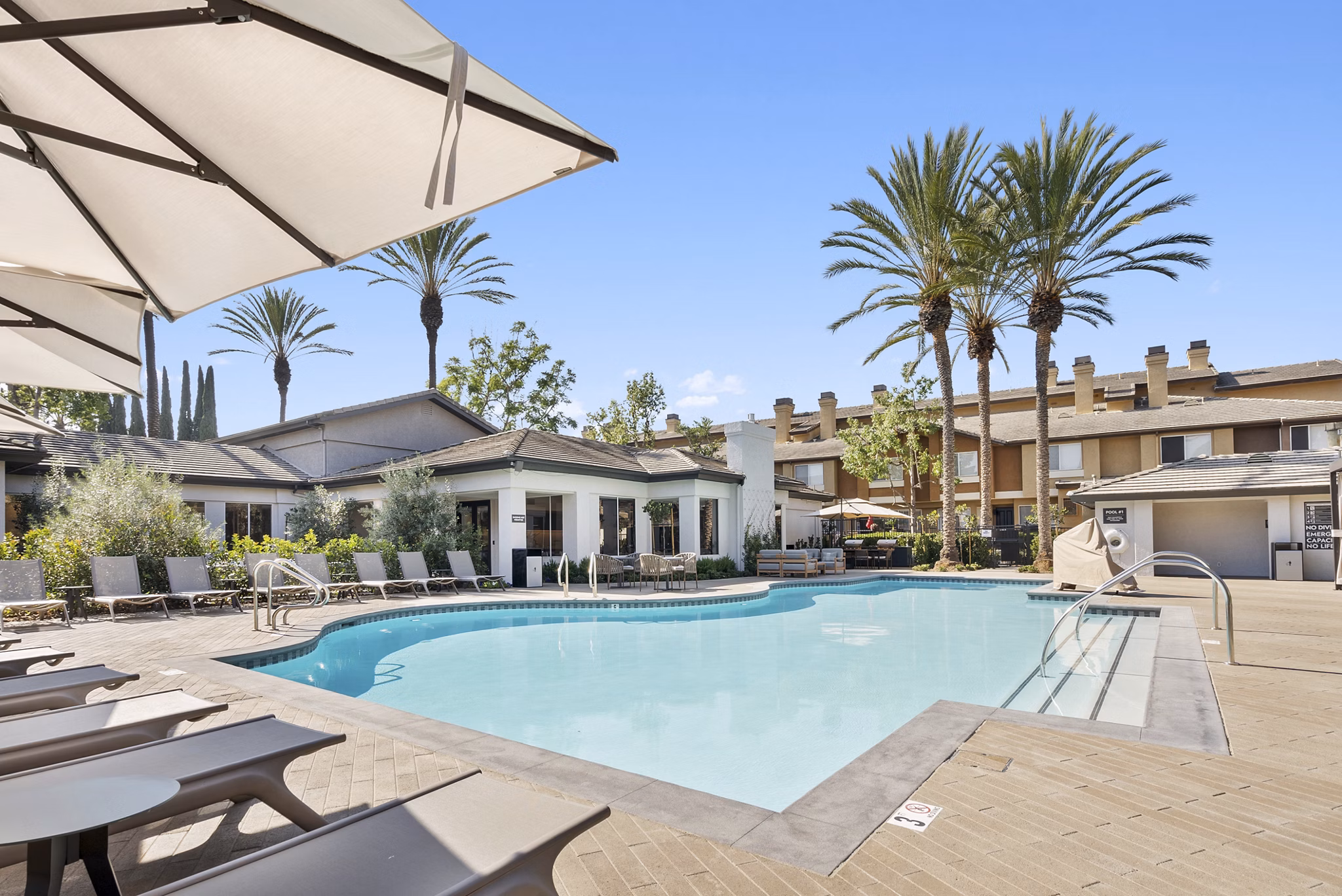 pool at Ravello Apartments