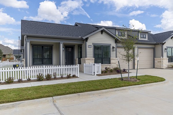 Cadence Creek at Towne Lake: Stylish building at luxury apartments in tranquil setting