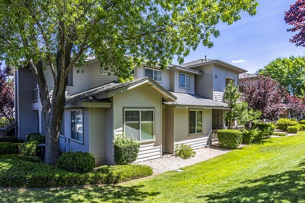 Legacy at Prescott Lakes: Elegant apartment building in scenic Prescott Lakes