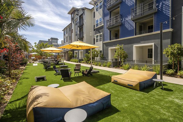 Citron Apartments: Serene courtyard with lush landscaping and seating areas