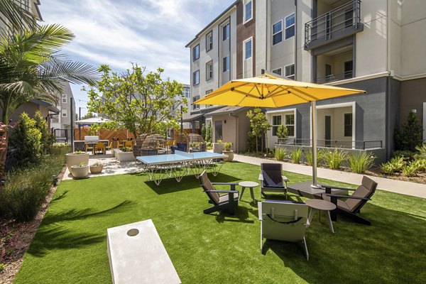 Relaxing courtyard with lush greenery at Citron Apartments
