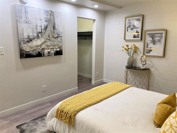 Seventh Apartments: Cozy bedroom with soft lighting and modern furnishings