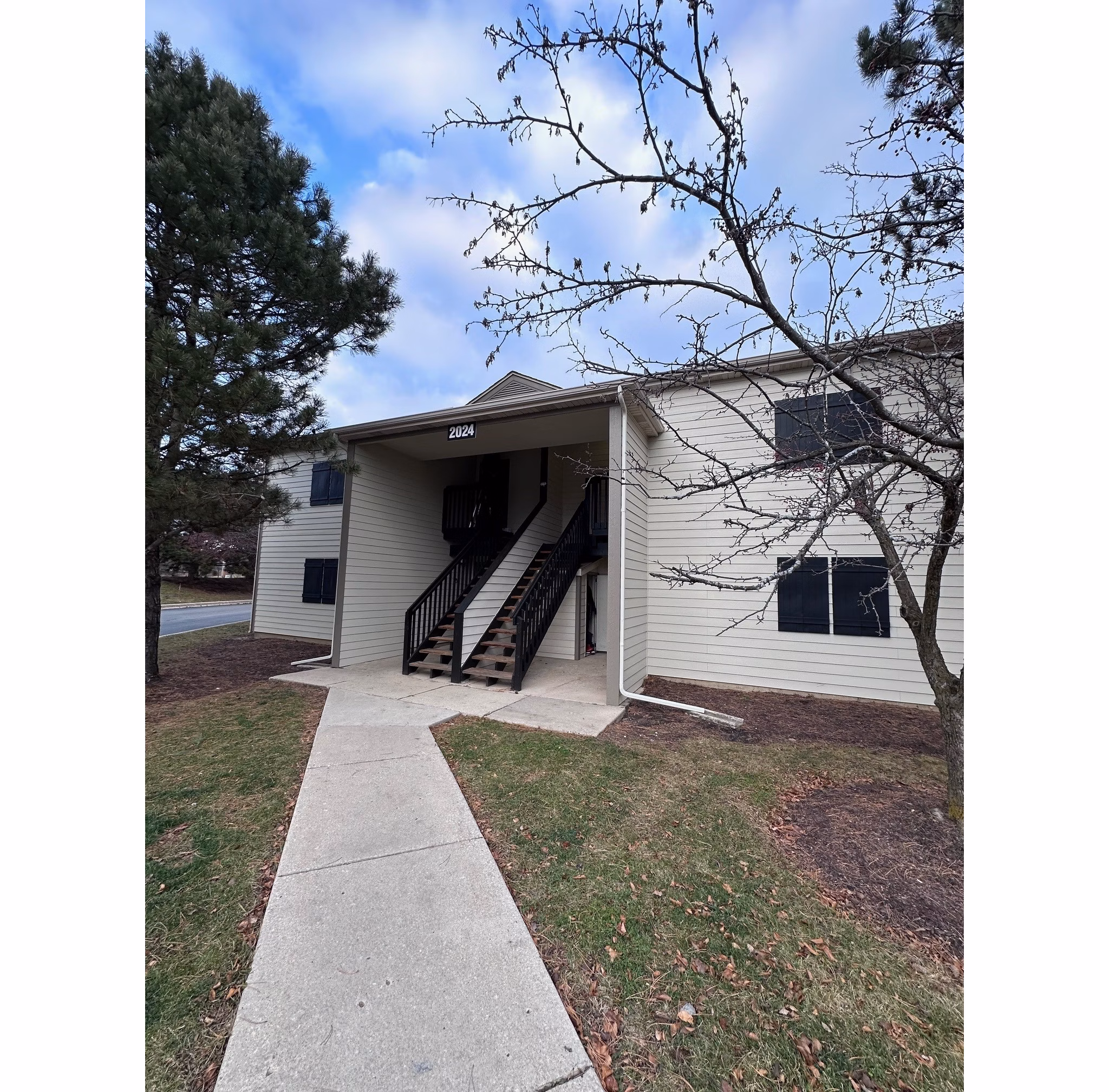 Fox Pointe Apartments: Elegant of modern apartments with landscaped surroundings in a quiet neighborhood