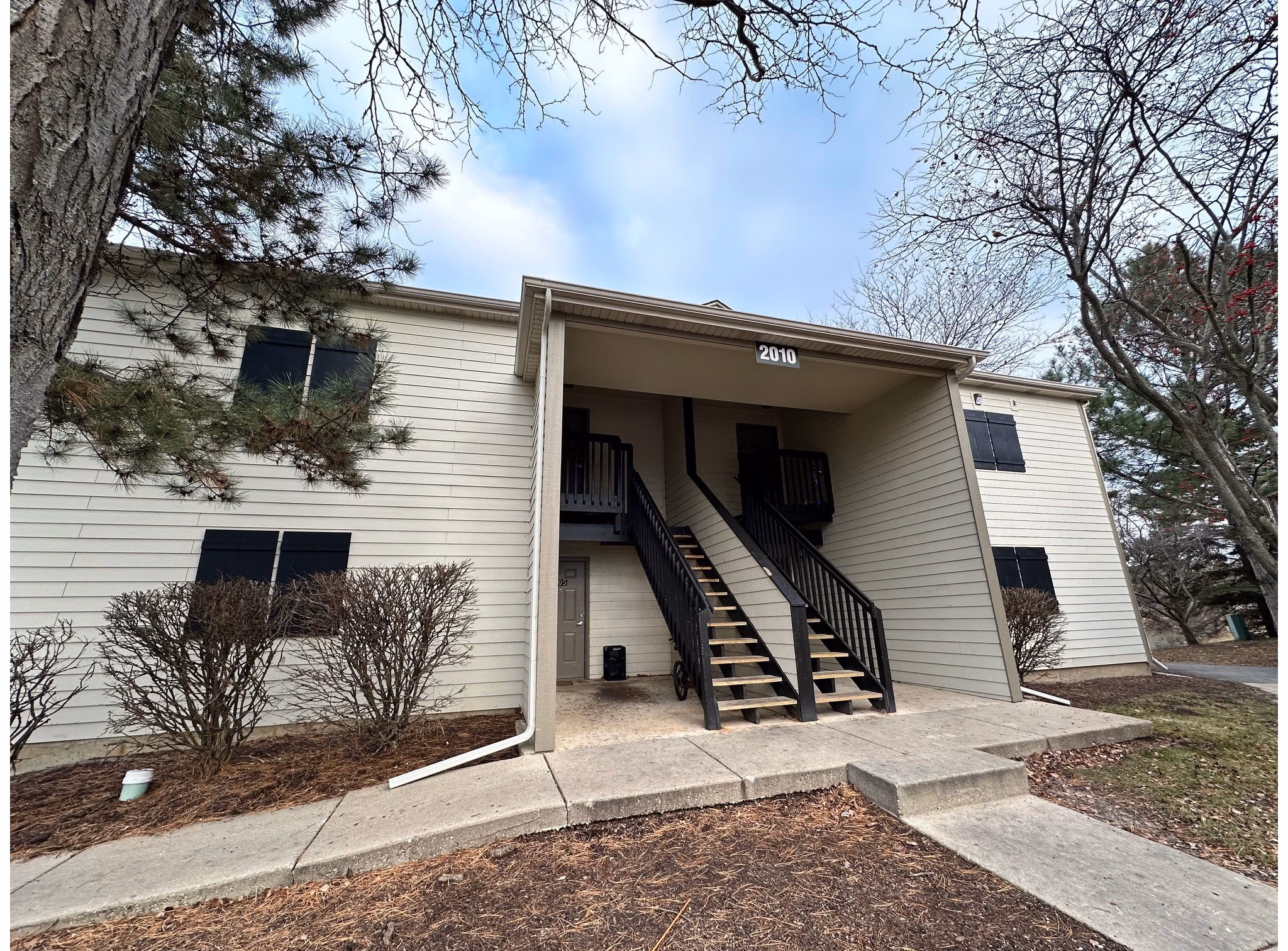Fox Pointe Apartments: Charming residential with landscaped gardens in a serene neighborhood setting
